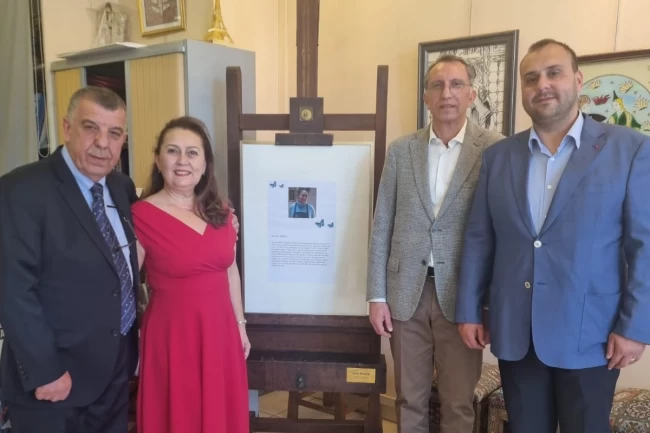 "Mavi Kelebek" mozaik sergisi Paris'te sanatseverlerle buluştu