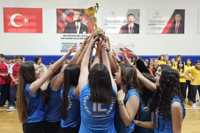 Gölcük'te okullararası turnuvada dereceye girenler ödüllendirildi