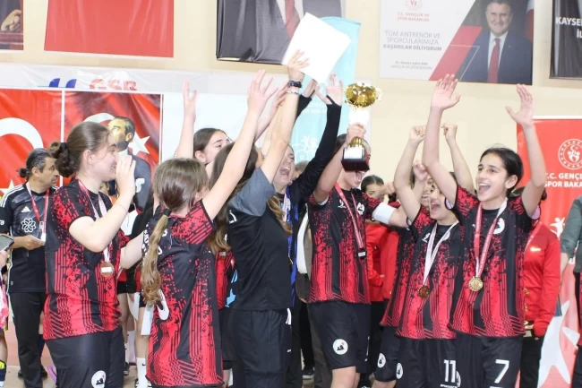 Şampiyonluk kupası Gölcük'e geldi