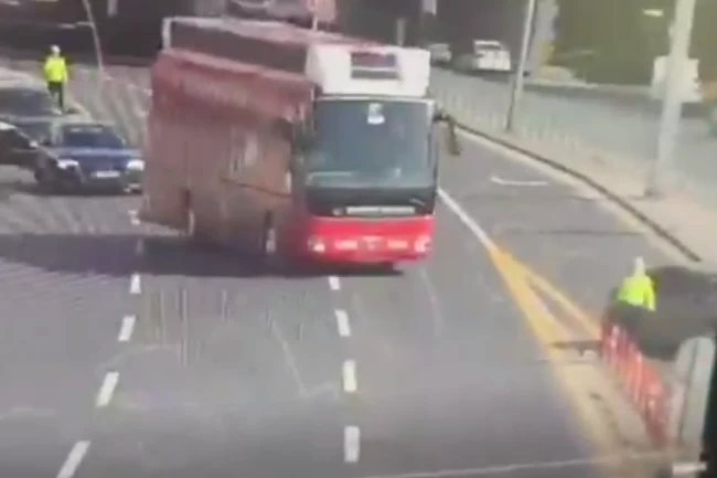 Bakan Yerlikaya'dan polise saldırıya sert tepki! Otobüsü polisin üzerine süren CHP şoförüne suç duyurusu