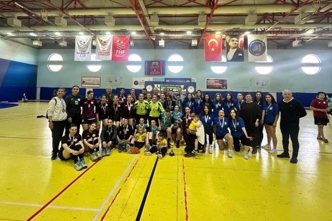 BUÜ'nün hentbol takımı Süper Lig'de