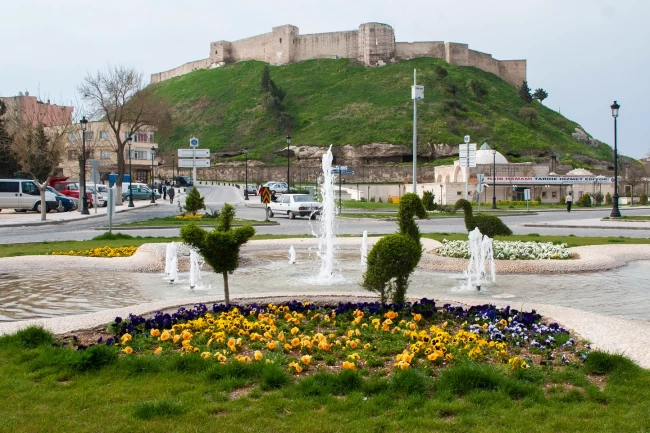 Gaziantep'te tarihi bölgede otopark sorununa pratik çözüm!