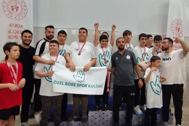 Otizmli yüzücü Alper'den 13 farklı stilde 13 şampiyonluk