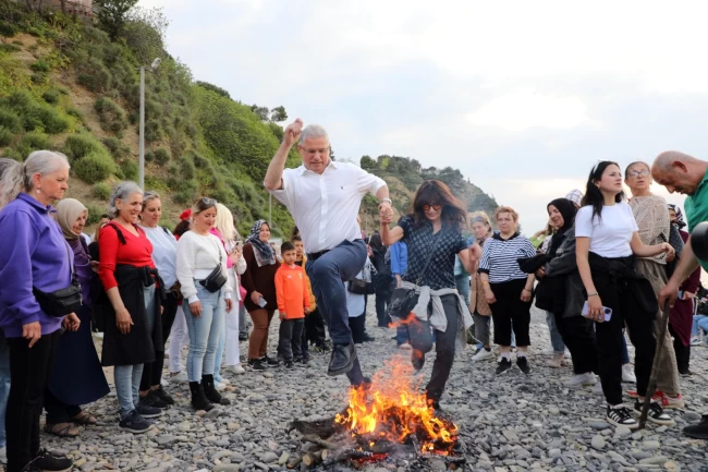 Bursa Mudanya'da bahar Tirilye sahilinde coşkuyla karşılandı
