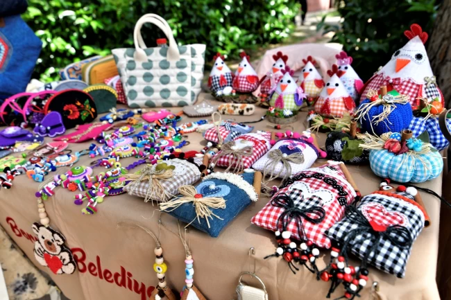 Bornovalı kadınların El Sanatları Sergisi Büyükpark'ta açıldı