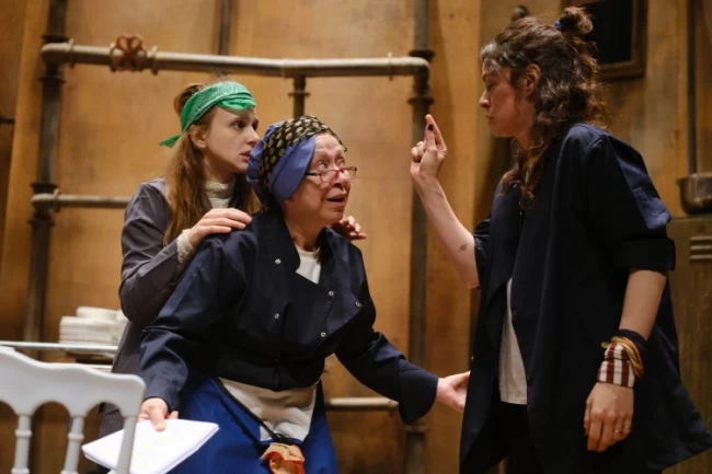 'Bulaşıkçılar' 1 Mayıs'ta Bursa'da sahnelendi... Kadın oyuncular işçi emeğini anlattı