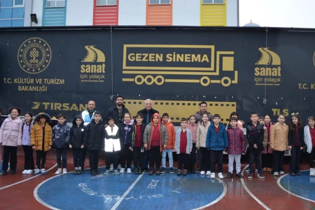 Gezen Sinema yüzlerce durağın heyecanı oldu... Sinemanın rotası Başkent'ten Doğu'ya oldu