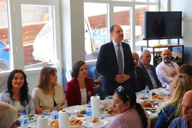 İzmir Karabağlarlı muhtarlardan Başkan Kınay'a sürpriz kahvaltı