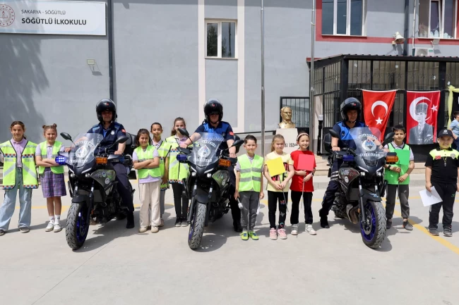 Güvenli trafiğin şartlarını ‘tebessümle' öğrendiler