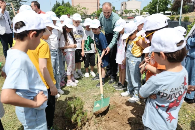 Çayırovalı öğrenciler birlikte fidan dikti