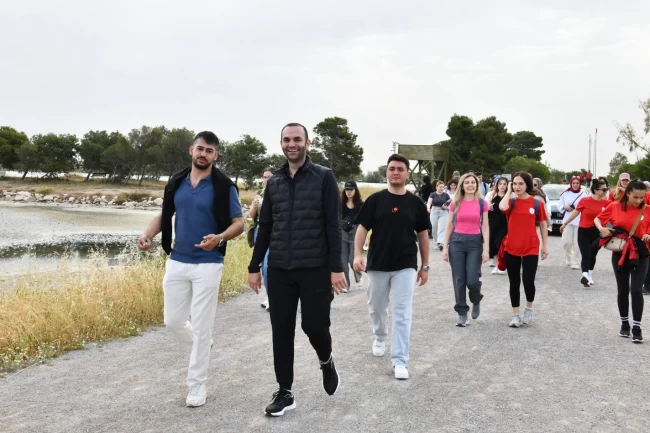 İzmir Çiğli'de gençlik Atatürk için yürüdü