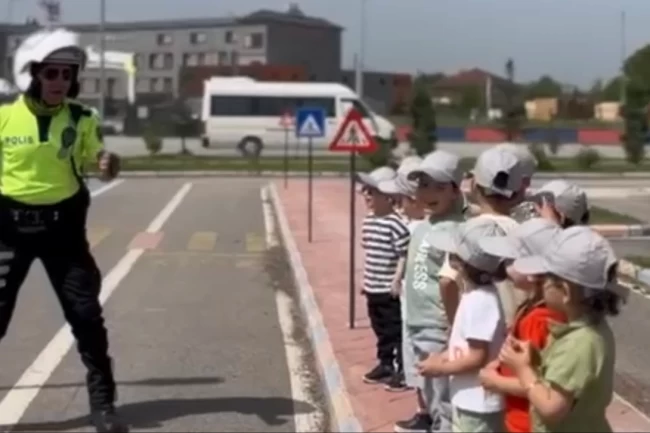 Düzce'de çocuklara polislerden eğlenceli eğitim