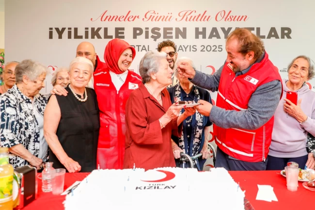 Kızılay'dan Anneler Günü'ne özel kutlama