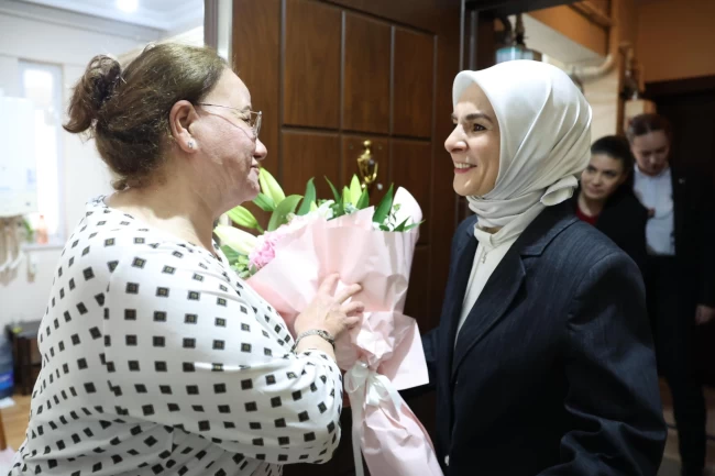 Devlet korumasındaki çocukların gönüllü annesine Bakan Göktaş'tan ziyaret