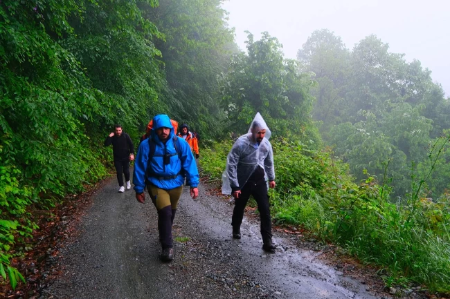 Yağmur eşliğinde cennet tabiatı keşfettiler!