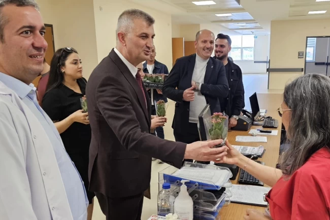 Kocaeli'de Başkan Sezer'den hemşirelere sürpriz kutlama