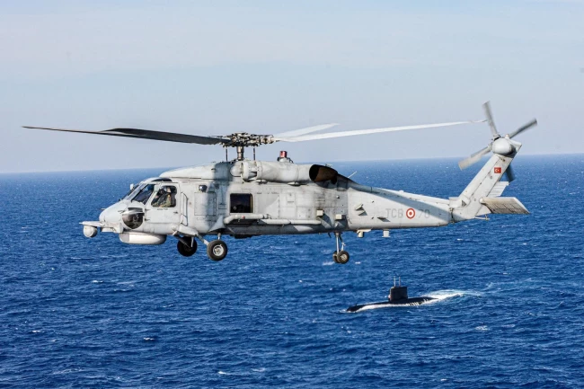 SH-70 helikopteri denize acil iniş yaptı!