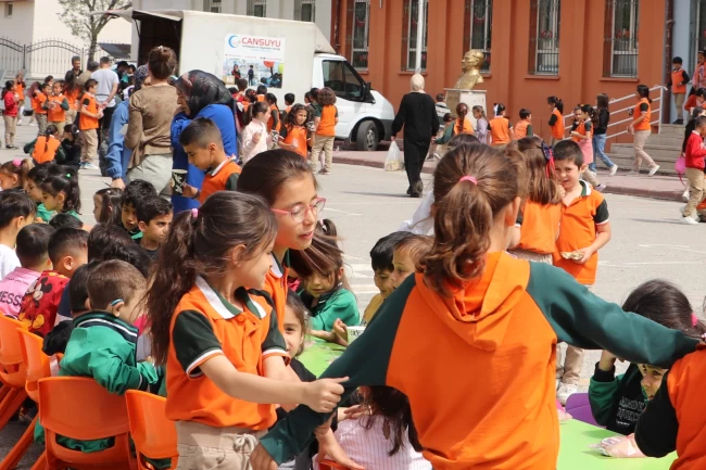 Konya'da Cansuyu Derneği okullarda öğrencilerle buluşuyor