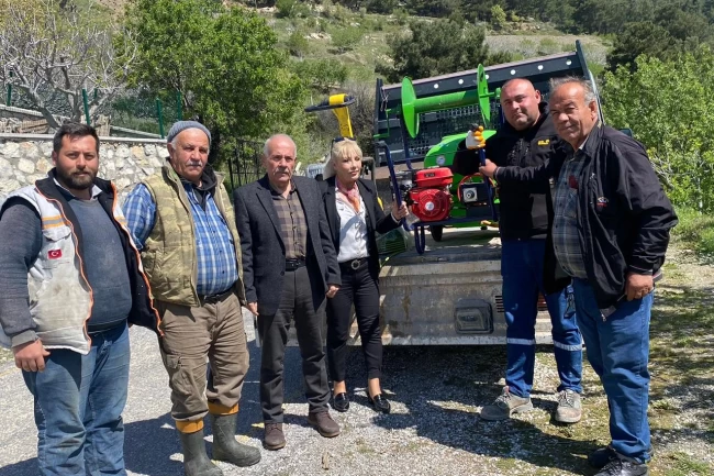 İzmir'de çiftçilere destek: İlaçlama makinesi hediye edildi