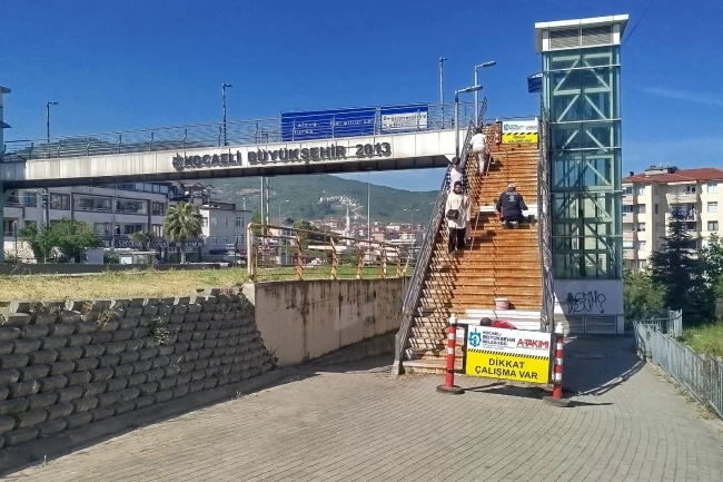 Gölcük'teki üst geçitlerde bakım ve onarım çalışması
