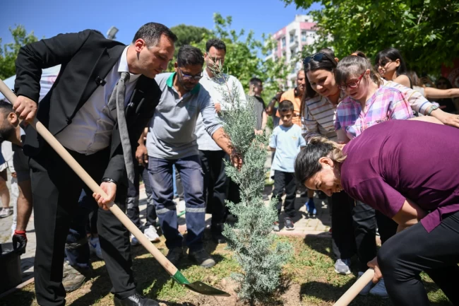 Bornova'da fidanlar toprakla buluştu