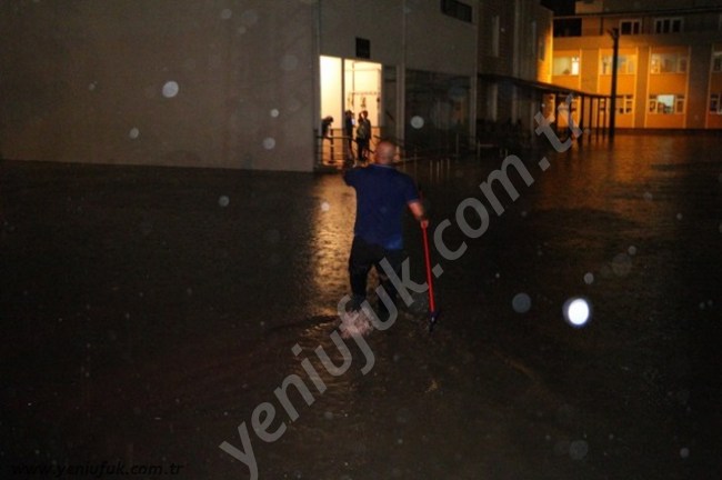 SAĞNAK YAĞIŞ SU BASKINLARINA NEDEN OLDU