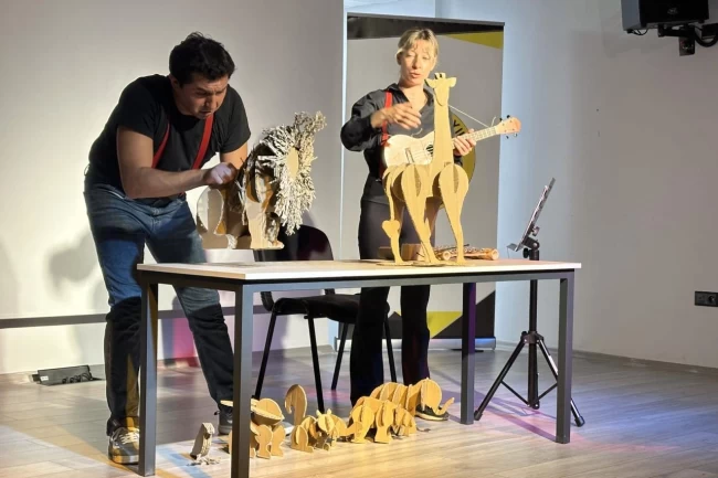 'Kendini Arayan Zürafa' yollarda