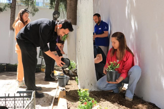 İzmir'de öğrenciler istedi Büyükşehir ekipleri yaptı