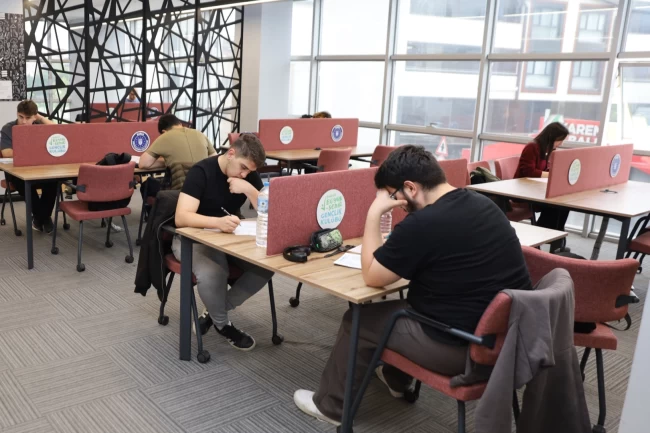 Bursalı gençlere üniversite yolunda sınav provası