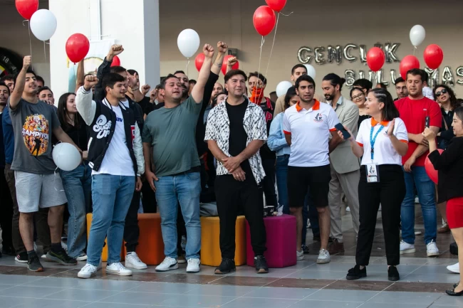 İzmir Güzelbahçe'de gençler yaza merhaba dedi