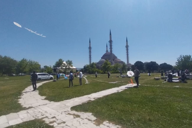 Bursa'dan Filistin ve Doğu Türkistan'a uçurtmalı destek