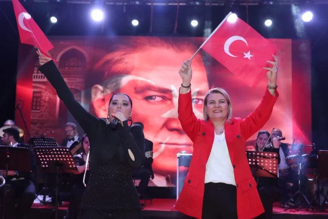 Kapanca Sokak'ta 19 Mayıs coşkusu Reyhan Karaca konseriyle taçlandı