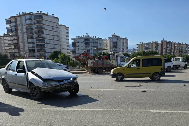 Antalya Kumluca'da trafik kazası: 2 yaralı