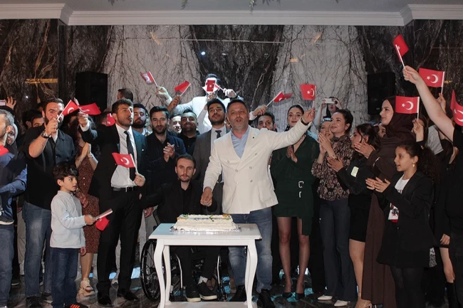 Bursa'da genç inşaat mühendislerinden 19 Mayıs coşkusu