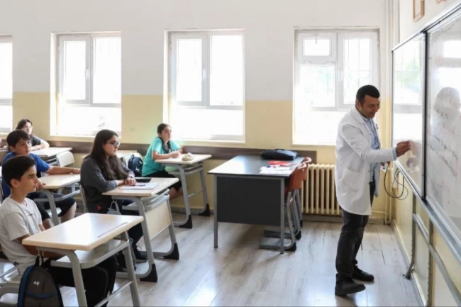 Öğretmenlerin il içi yer değiştirmeleri belli oldu... Atamalarda ilk kez sıra kaydı alındı