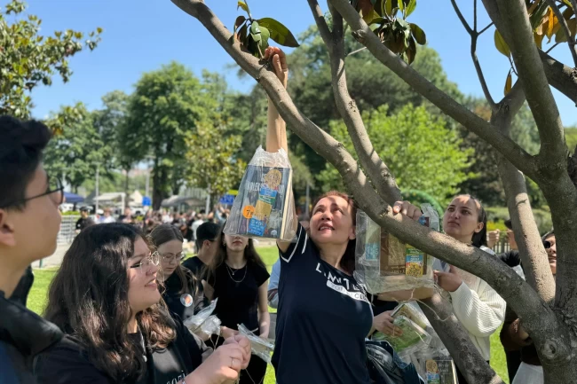 Bursa'da ağaçlar 'kitap' açtı!
