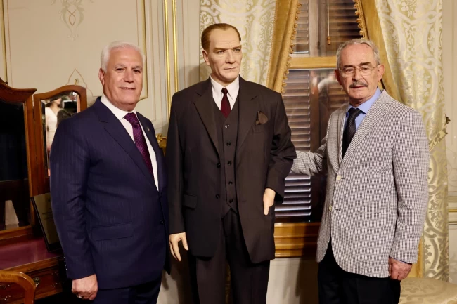 Atatürk'ün balmumu heykeli, Bursa Hünkâr Köşkü'nde