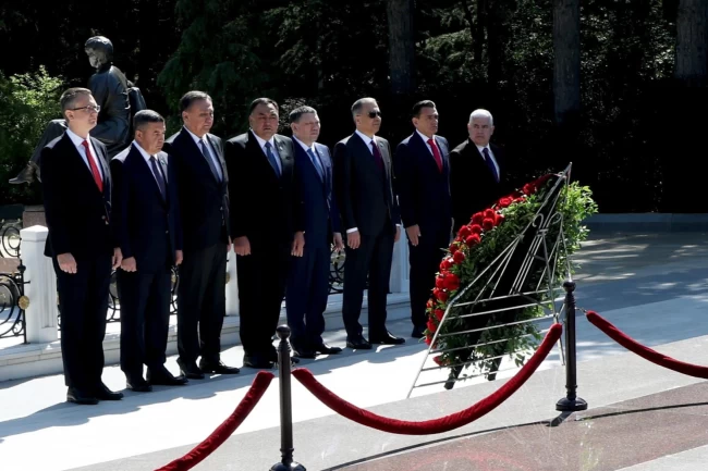 Bakan Yerlikaya'dan Bakü'de Aliyev'in kabrine ziyaret