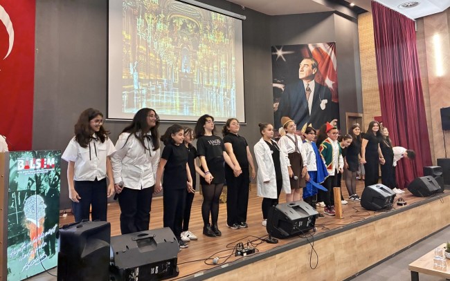 Pestilci Ortaokulu’nda yıl sonu gösterileri gerçekleşti.