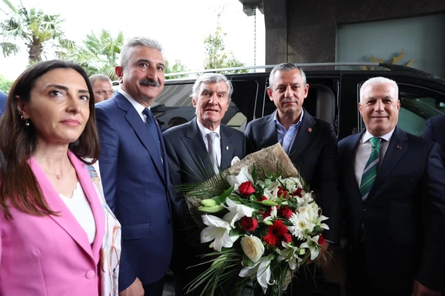 Bursa'da CHP lideri Özgür Özel'e coşkulu karşılama