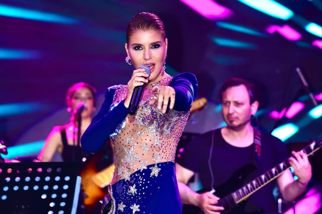 Gülben Ergen'den servis elemanlarına sahne sürprizi