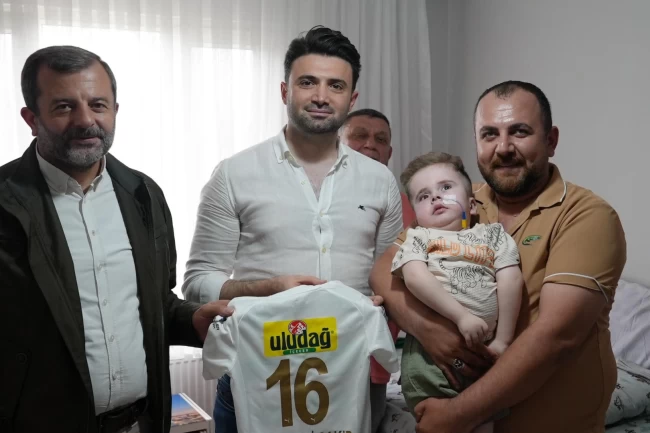 Bursa Gürsulu minik taraftara anlamlı ziyaret