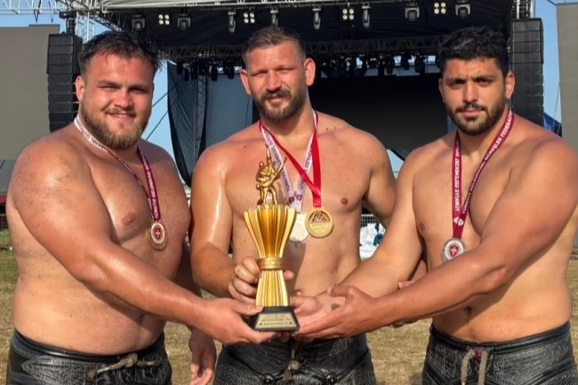 Gölcük Belediyespor pehlivanları başarıya doymuyor