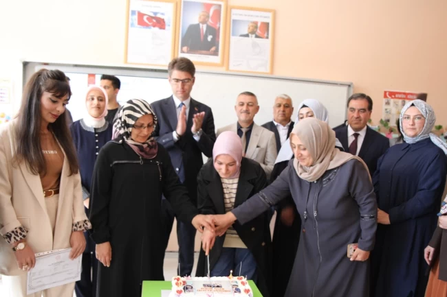 Van'da 'Ebeveyn Okulu'nda mezuniyet sevinci