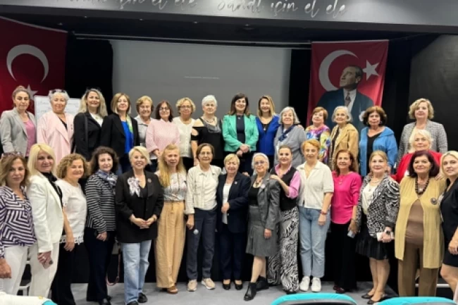 İzmir Kadın Kuruluşları Birliği'nde bayrak değişimi
