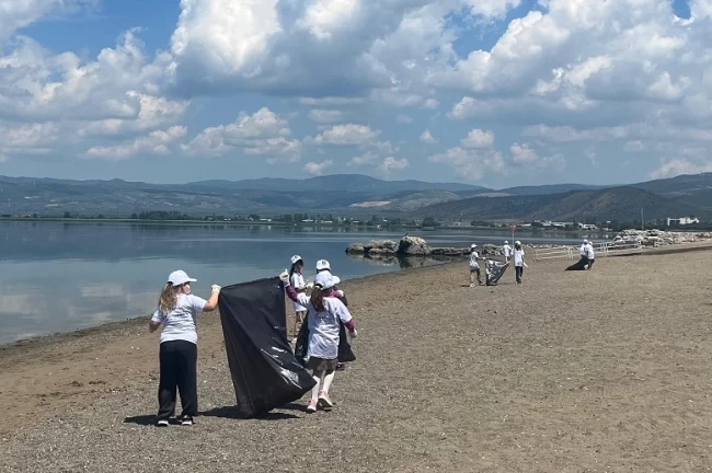 Bursalı minik gönüllülerden İznik'te sahil temizliği