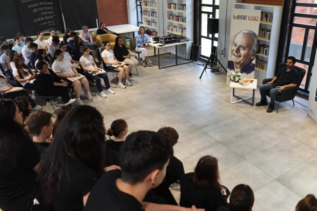 Genç oyuncu, öğrencilere "Hababam Sınıfı"nı okudu