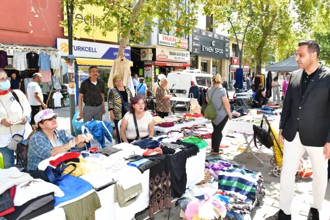 İzmir Çiğli'de 2. el eşya ve kıyafet kermesine yoğun ilgi