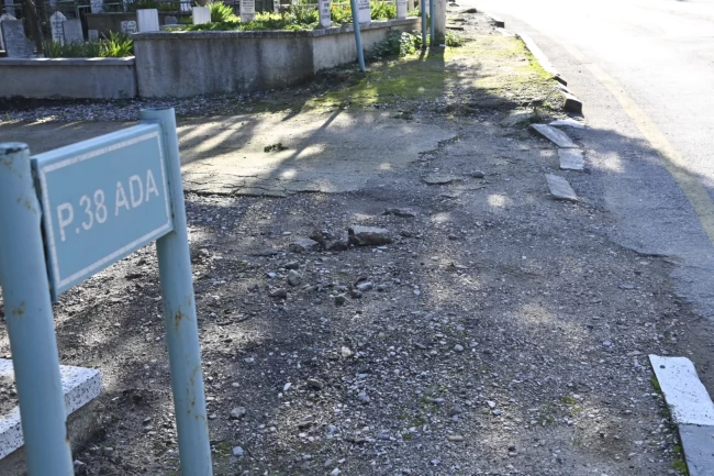 Kırtık Mezarlığı'nda bozulan kaldırımlar yenilendi