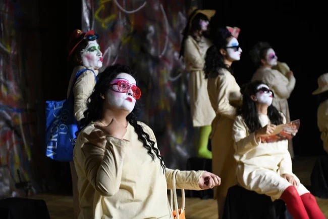 ‘Hiç Kimsenin Hikayesi' oyunu Bursa Osmangazi'de sahnelendi